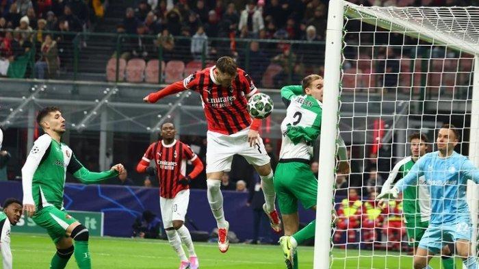 Aksi-penyerang-AC-MIlan-Santiago-Gimenez-mencetak-gol-gawang-Feyenoord