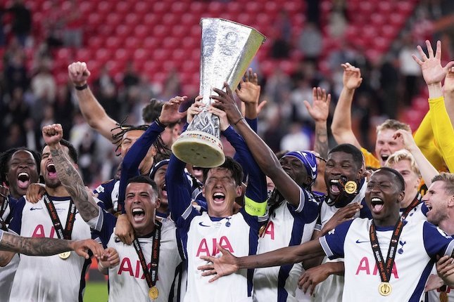 Selebrasi pemain Tottenham usai memenangkan Liga Europa 2024-2025 dengan mengalahkan Man United 1-0 di final