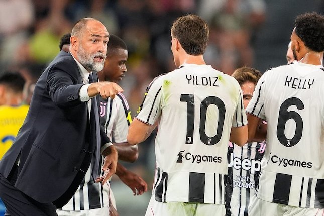 Igor Tudor dari Juventus memberikan arahan