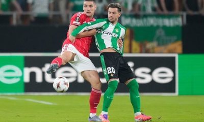 Nikola Milenkovic (kiri) berebut bola dengan Giovani Lo Celso