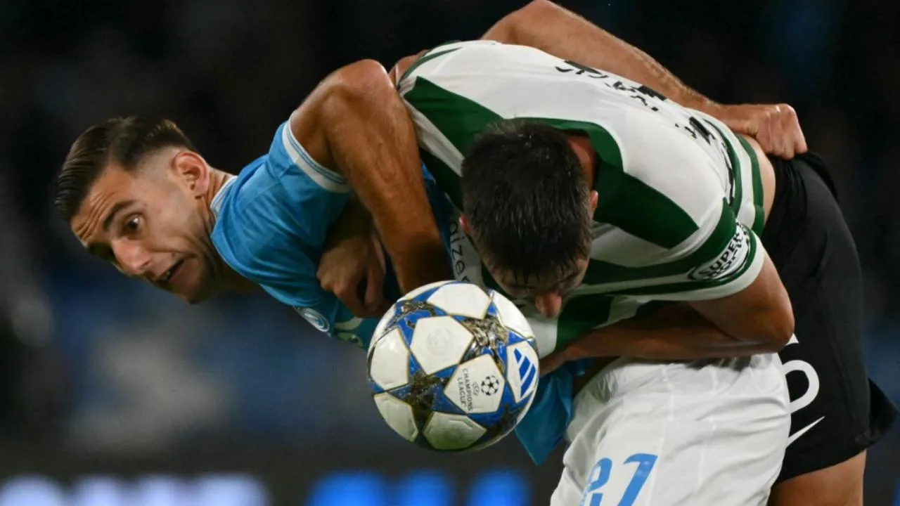 Penyerang Napoli Italia #27, Lorenzo Lucca, berebut bola dengan bek Portugal Sporting Lisbon #25 Goncalo Inacio