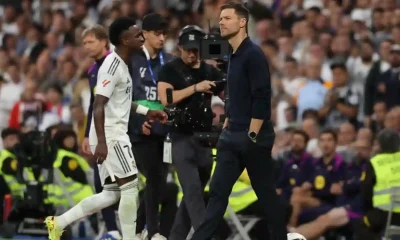 Penyerang Real Madrid asal Brasil #07, Vinicius Junior, berjalan melewati pelatih Real Madrid asal Spanyol, Xabi Alonso,