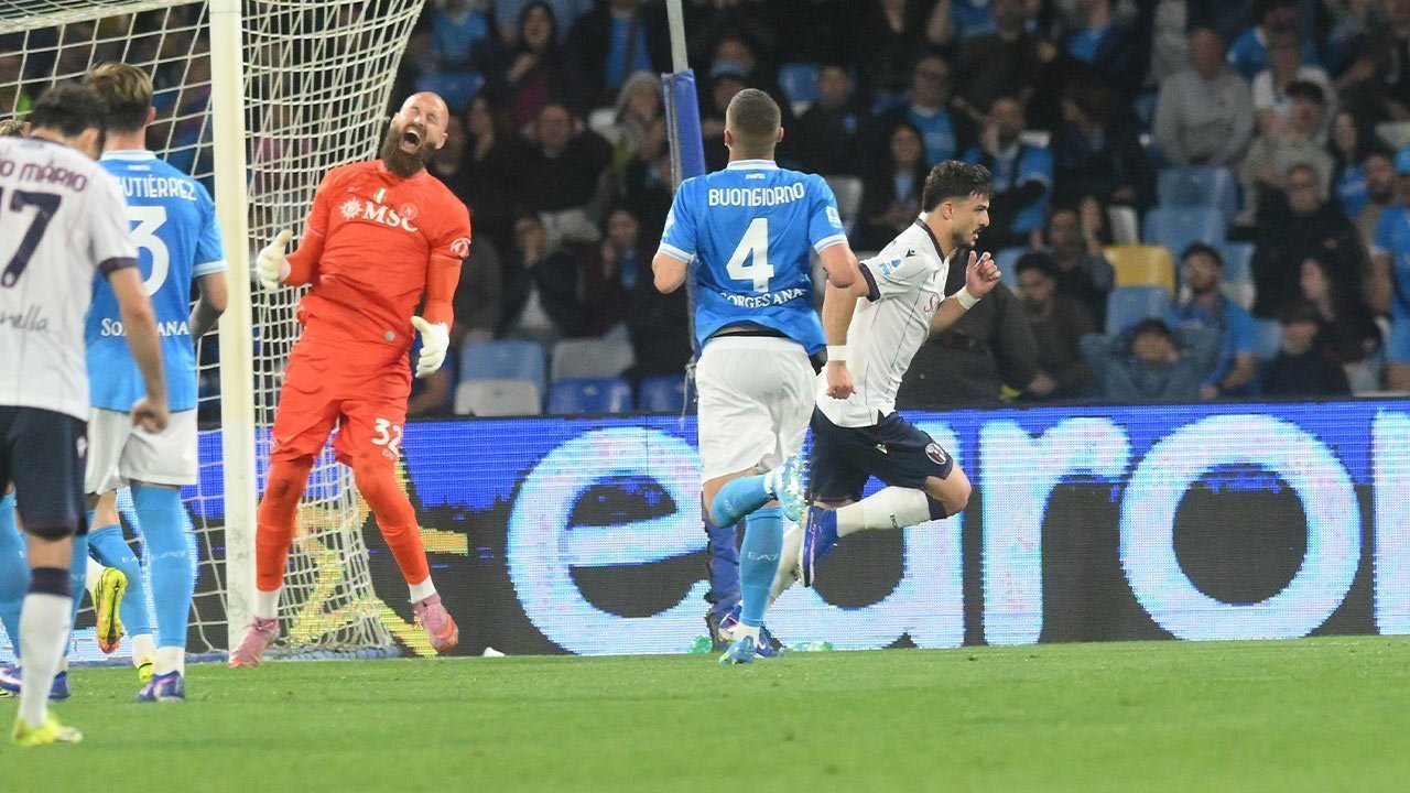 Drama Jonathan Rowe Bungkam Napoli dan Getarkan Persaingan Tiket Liga Champions